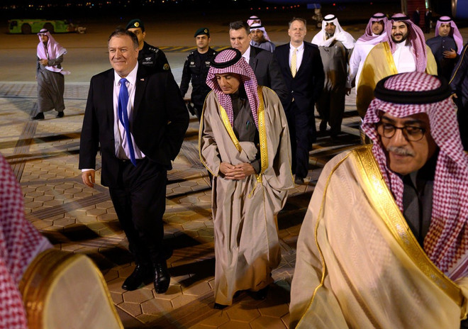 Ngoại trưởng Mỹ Pompeo và người đồng cấp Saudi Arabia Adel al-Jubeir. (Nguồn: New York Times) Ngoại trưởng Mỹ hủy chuyến thăm Kuwait vì phải trở về nước ảnh 1