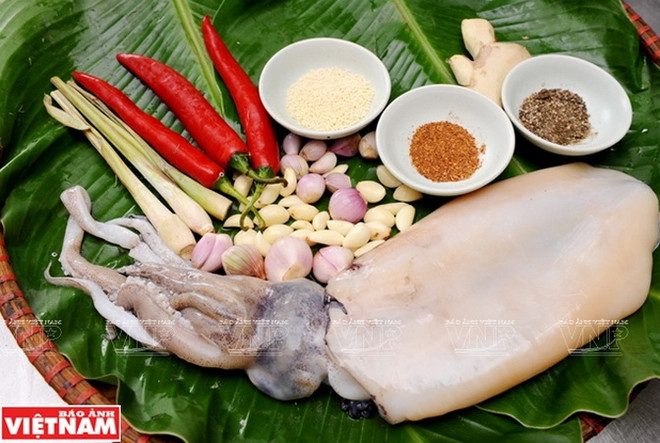 Mực tươi nướng sả ớt - món ăn đặc trưng của ngư dân miền Trung ảnh 1