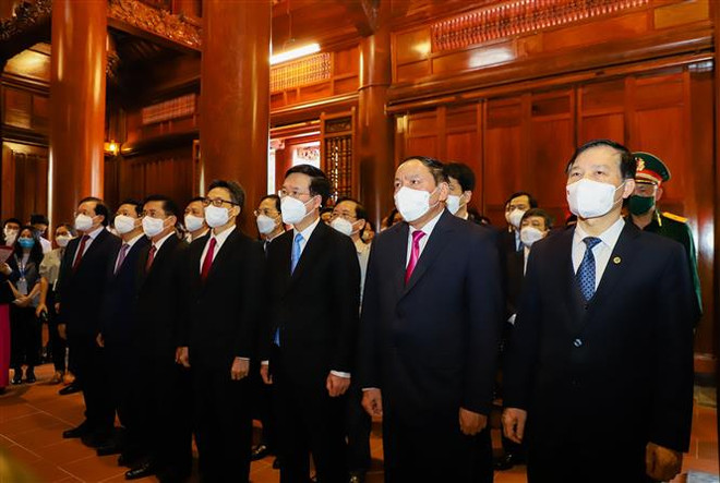 Các lãnh đạo Đảng, Nhà nước, Chính phủ dâng hương, dâng hoa tại Khu Di tích Quốc gia đặc biệt Kim Liên. (Ảnh: Bích Huệ/TTXVN) "Tạo đột phá trong xây dựng môi trường văn hóa lành mạnh ở cơ sở" ảnh 1