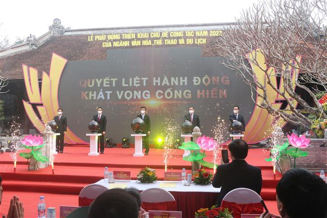 Lãnh đạo Đảng, Nhà nước, Chính phủ nhấn nút triển khai lễ phát động. (Ảnh: Bích Huệ/TTXVN) "Tạo đột phá trong xây dựng môi trường văn hóa lành mạnh ở cơ sở" ảnh 2