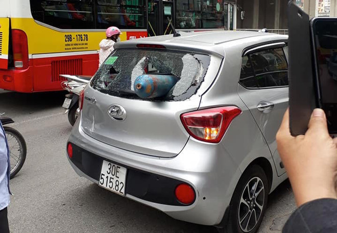 Hà Nội: Bình gas bất ngờ bắn thẳng vào đuôi xe ôtô đang di chuyển ảnh 1