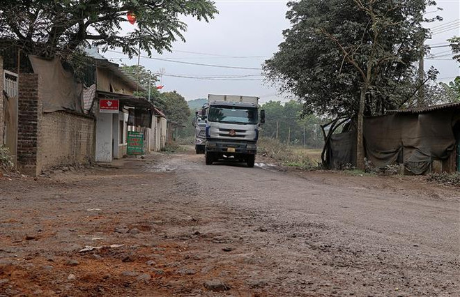 Hòa Bình: Dân bức xúc vì xe chở vật liệu phá nát đường dân sinh ảnh 1