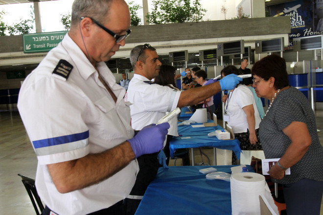 Kinh tế thế giới trước mối lo về diễn biến của đại dịch Ebola ảnh 1