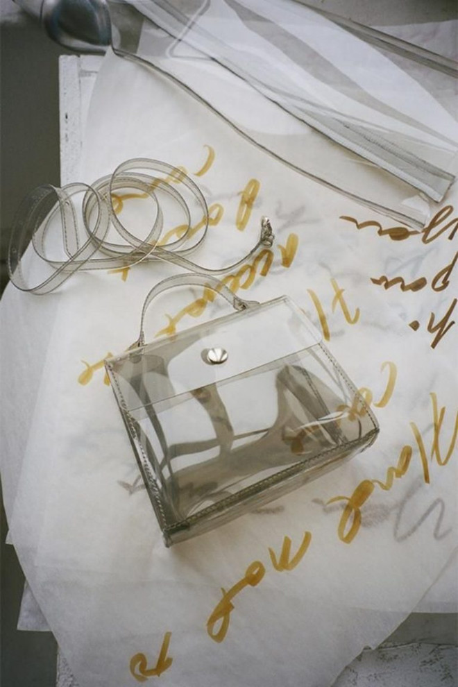 Tín đồ thời trang phát cuồng với chiếc túi nhựa 590 USD của Celine ảnh 16