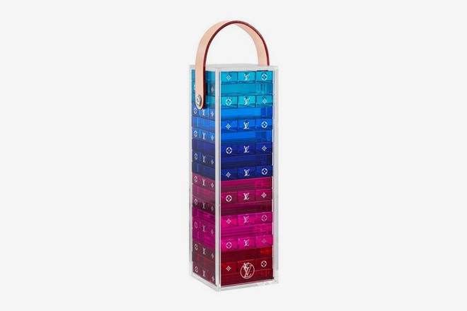 Trò chơi rút gỗ - Jenga, có lẽ không quá xa lạ với tất cả chúng ta. Louis Vuitton mang đến bộ Jenga tuyệt đẹp với màu sắc bắt mắt. Bộ Jenga này được yết giá 75 triệu đồng. Khẳng định độ chịu chơi với những món đồ đắt giá của Louis Vuitton ảnh 8