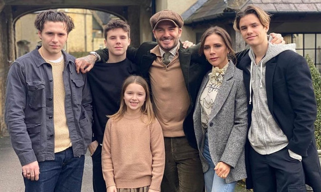 Muôn kiểu cách ly xã hội của các ngôi sao từ Đông sang Tây ảnh 7