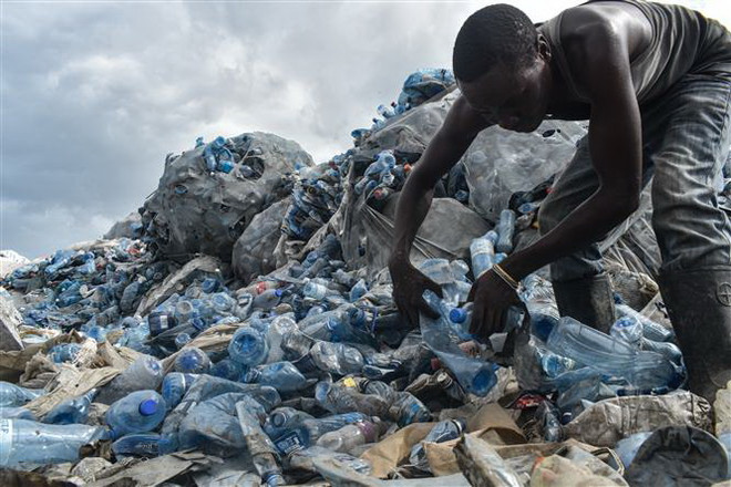 Người dân phân loại rác thải nhựa tại bãi rác ở Mombasa, Kenya. (Ảnh: AFP/TTXVN) Lan tỏa nhiều hoạt động bảo vệ "hành tinh Xanh" nhân Ngày Trái Đất ảnh 1