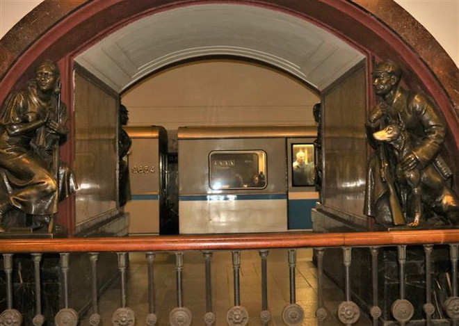 Tác phẩm điêu khắc nổi nhất tại nhà ga và có thể là trên toàn hệ thống metro Moskva là bức tượng người lính biên phòng dắt chó với cái mõm chó bị xoa mòn. (Ảnh: Duy Trinh/TTXVN) Bí ẩn những bức tượng mang lại may mắn tại ga tàu điện ngầm ở Nga ảnh 1