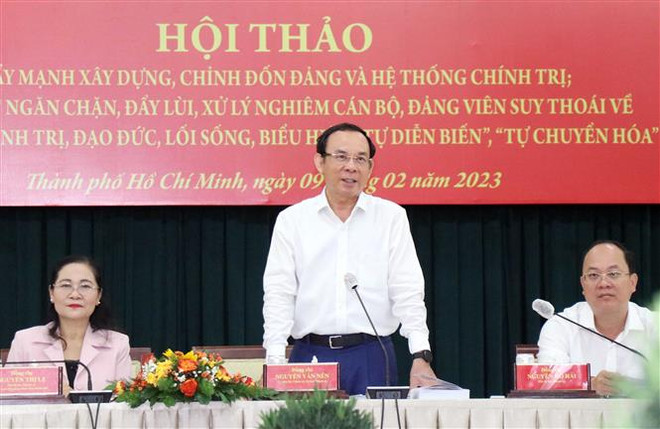 Ủy viên Bộ Chính trị, Bí thư Thành ủy Thành phố Hồ Chí Minh Nguyễn Văn Nên (giữa) chủ trì Hội thảo. (Ảnh: Xuân Khu/TTXVN) TP. HCM nâng cao hiệu quả công tác xây dựng và chỉnh đốn Đảng ảnh 2