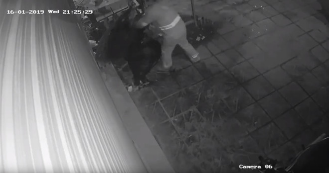 Rác chất đống trước cửa vì chủ nhà không chịu nộp... "tiền lười" ảnh 1