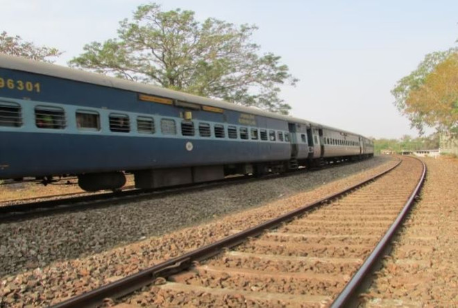 Ấn Độ: Tàu chở khách bị trật khỏi đường ray, 4 người thiệt mạng ảnh 1