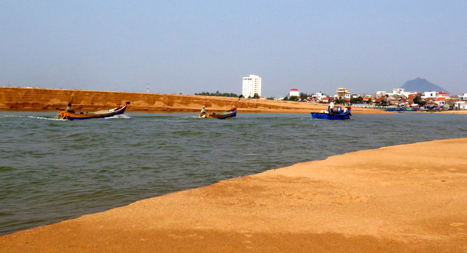 Phú Yên nạo vét cửa biển Đà Diễn do bị bồi lấp quá nặng ảnh 2