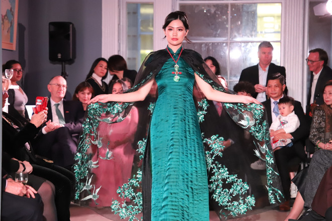 Bộ sưu tập thời trang của 2 nhà thiết kế Việt Nam ra mắt tại London ảnh 2