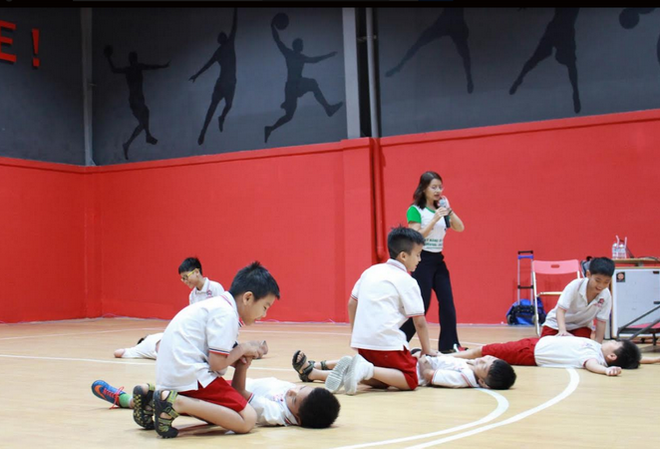 Chuyên gia nước ngoài hướng dẫn sơ cứu, thoát hiểm cho học sinh TP.HCM ảnh 2