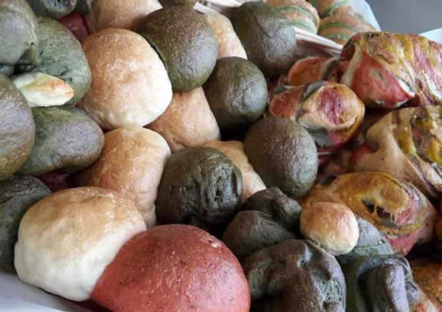 Bánh mỳ "Cầu vồng" nhiều màu sắc lạ mắt mới xuất hiện ở Italy ảnh 1