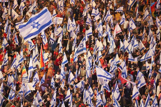 Người dân tham gia biểu tình phản đối kế hoạch cải cách tư pháp, tại Tel Aviv, Israel. (Ảnh: AFP/TTXVN) Dân Israel tiếp tục biểu tình phản đối kế hoạch cải cách tư pháp ảnh 1