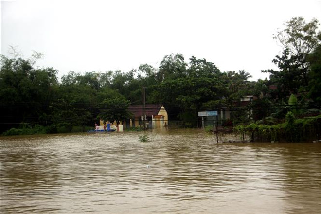 Nhiều nhà dân ở xã Tam Đàn, huyện Phú Ninh bị ngập sâu trong nước. (Ảnh: Phước Tuệ/TTXVN) Sạt lở bất ngờ ở huyện Nam Trà My, nhiều hộ dân phải sơ tán ảnh 2