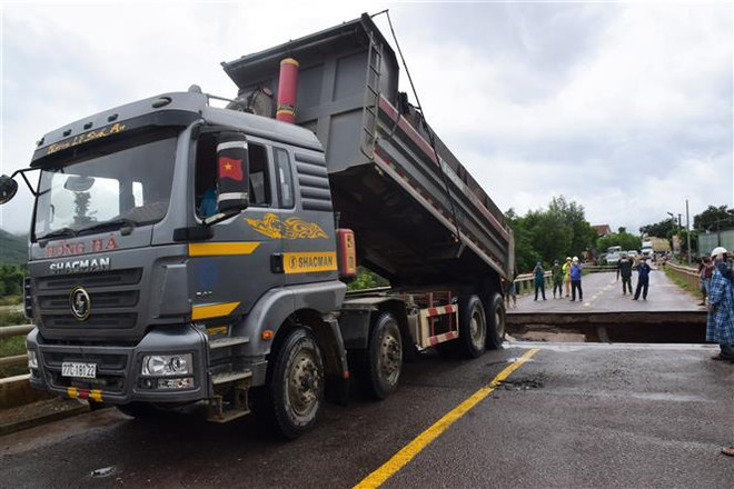 Bình Định: Nước lũ làm xói lở mố cầu Ngô La đoạn qua quốc lộ 19C ảnh 2