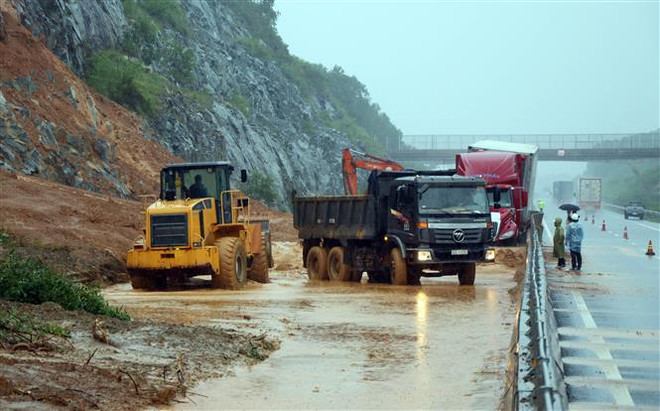 Thông tuyến cao tốc Đà Nẵng-Quảng Ngãi đoạn qua Quảng Nam sau sạt lở ảnh 1