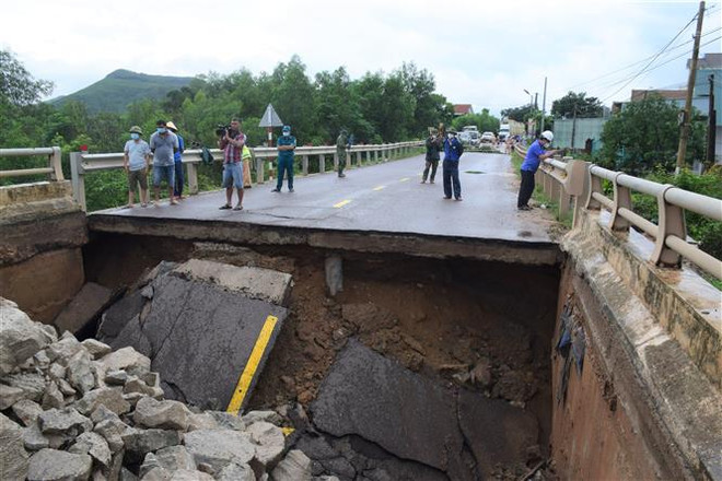 Bình Định: Nước lũ làm xói lở mố cầu Ngô La đoạn qua quốc lộ 19C ảnh 1