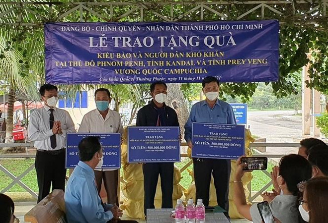 TP. HCM trao tặng 1,5 tỷ đồng hỗ trợ người Campuchia gốc Việt ảnh 1