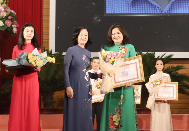 Nhà báo Nguyễn Thị Sự, Trưởng Ban biên tập Tin trong nước, Thông tấn xã Việt Nam nhận Bằng khen của Ban Tuyên giáo Trung ương. (Ảnh: Phương Hoa/TTXVN) Báo chí cần thông tin trung thực về tình hình đất nước và thế giới ảnh 4