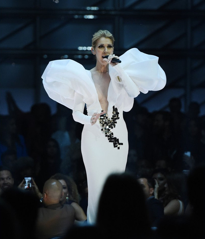 Céline Dion tỏa sáng ở tuổi 49 trên thảm đỏ Billboard Music Awards ảnh 5