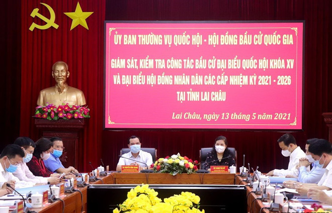Chủ tịch Tổng Liên đoàn Lao động Việt Nam, Ủy viên Hội đồng bầu cử Quốc gia Nguyễn Đình Khang và Bí thư Tỉnh ủy Lai Châu Giàng Páo Mỷ chủ trì buổi làm việc. (Nguồn: laichau.gov.vn) Xây dựng phương án đề phòng mưa, lũ trong ngày bầu cử ở vùng cao ảnh 1