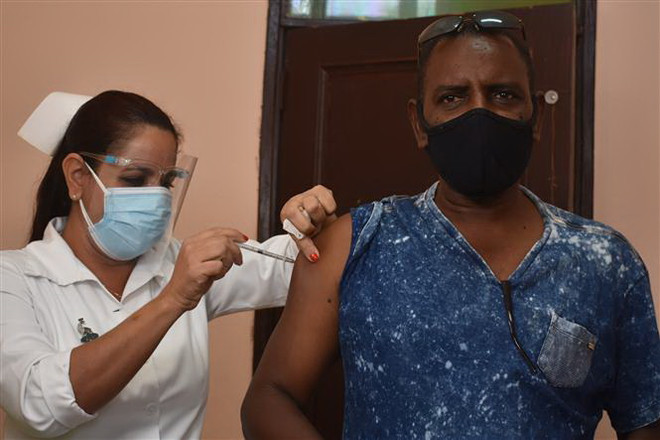 Cuba bắt đầu thử nghiệm hai loại vaccine phòng COVID-19 ảnh 1