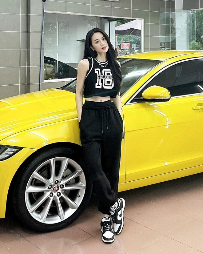 Minh Hằng, Hồ Ngọc Hà diện đồ đen trắng cực sang chảnh ảnh 4