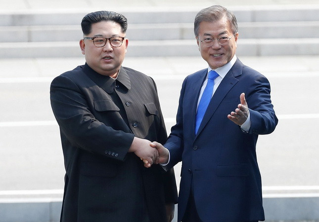 Tổng thống Hàn Quốc Moon Jae-in và nhà lãnh đạo Triều Tiên Kim Jong-un. (EPA- EFE/TTXVN) Hàn-Triều có thể chấm dứt chiến tranh trước khi ký Hiệp định hòa bình ảnh 1