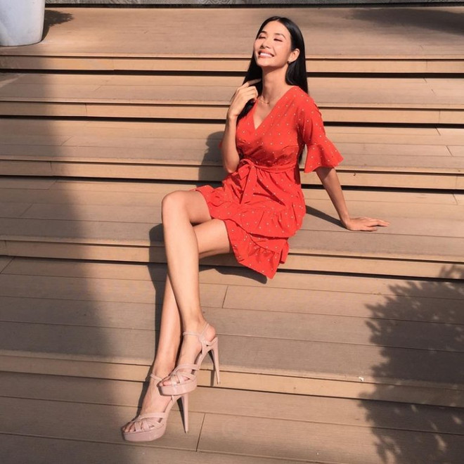 Kỳ Duyên, Mỹ Linh và Hương Giang đọ street style ngập tràn hàng hiệu ảnh 11