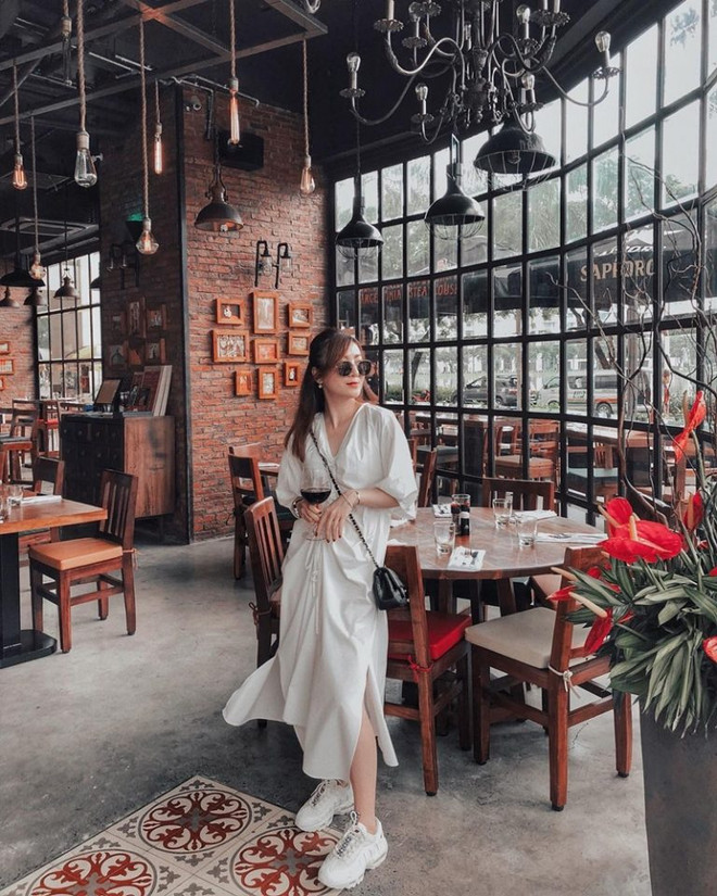 Kỳ Duyên, Mỹ Linh và Hương Giang đọ street style ngập tràn hàng hiệu ảnh 12
