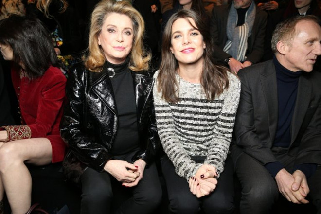 Phong cách siêu chất của dàn sao trên hàng ghế đầu show Saint Laurent ảnh 13