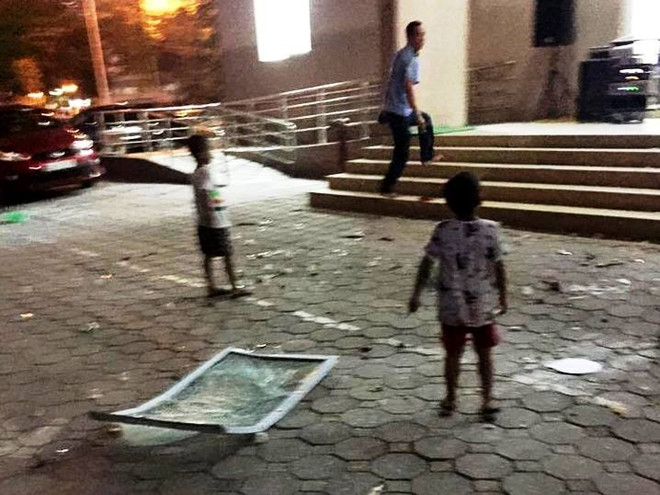 Hà Nội: Hoảng hồn vì cửa kính rơi tự do từ tầng 11 xuống đất ảnh 1