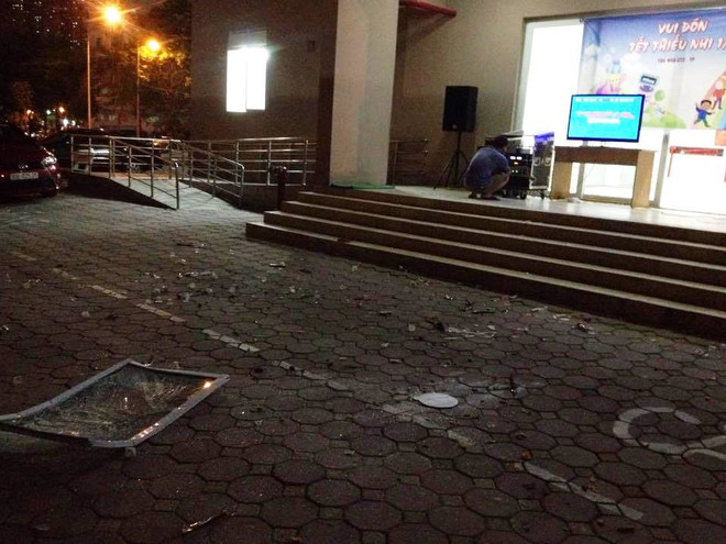 Hà Nội: Hoảng hồn vì cửa kính rơi tự do từ tầng 11 xuống đất ảnh 2