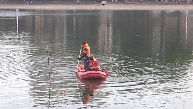 [Video] Tìm vớt xác thanh niên lao xuống hồ Thiền Quang nghi tự tử ảnh 1