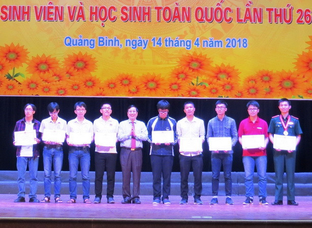 Chín thí sinh xuất sắc vinh dự được nhận Bằng khen của Bộ Giáo dục và Đào tạo. (Ảnh: Võ Dung/TTXVN) Trao giải kỳ thi Olympic toán học sinh viên, học sinh toàn quốc 2018 ảnh 1
