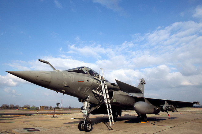 Chiến đấu cơ Rafale của Pháp tại căn cứ không quân ở miền bắc Saint-Dizier. Pháp đã triển khai các máy bay chiến đấu từ căn cứ ở trong nước tham gia chiến dịch tấn công Syria. (Nguồn: AFP/TTXVN) Pháp để ngỏ về các cuộc tấn công Syria trong tương lai ảnh 1