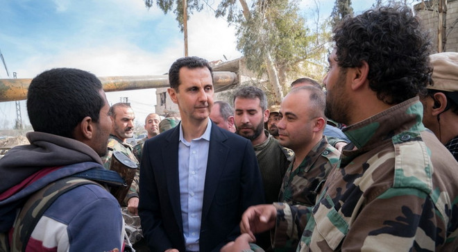 Tổng thống Syria Bashar al-Assad thăm các binh sỹ Syria tại khu vực Đông Ghouta ngày 18/3. (Nguồn: THX/TTXVN) Tổng thống Syria al-Assad tuyên bố các nước tấn công đã mất kiểm soát ảnh 1