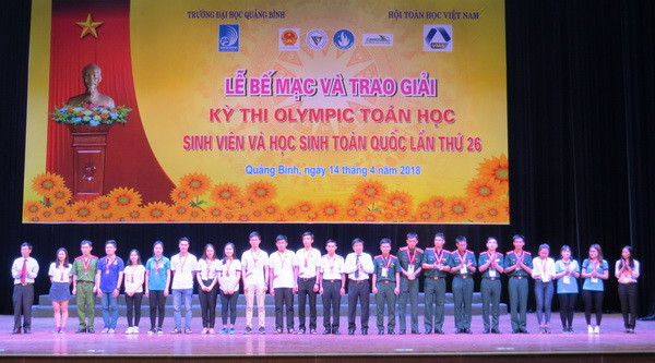Các thí sinh đoạt giải tại kỳ thi Olympic Toán học sinh viên và học sinh toàn quốc năm 2018. (Ảnh: Võ Dung/TTXVN) Trao giải kỳ thi Olympic toán học sinh viên, học sinh toàn quốc 2018 ảnh 2