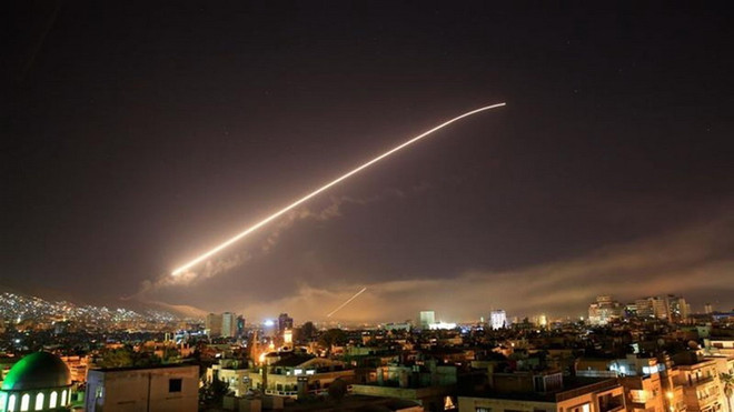 Vệt sáng trên bầu trời Damascus sau khi Mỹ và các đồng minh phương Tây tấn công một số mục tiêu ở thủ đô Syria. (Nguồn: AP/TTXVN) Mỹ-Anh-Pháp tấn công Syria: Trung Quốc phản đối, Đức ủng hộ ảnh 1