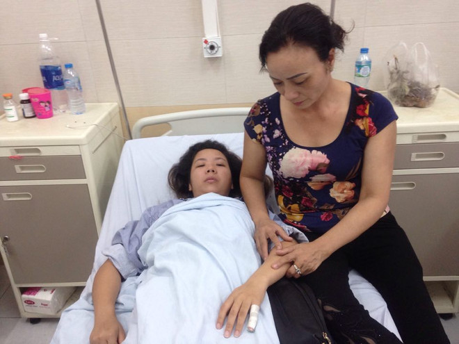 Nạn nhân Ngọc vẫn phải điều trị tại Bệnh viện đa khoa Đức Giang (Ảnh: PV/Vietnam+) Hà Nội: Điều tra vụ một thai phụ bị đánh hội đồng dã man ảnh 1