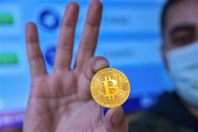 Đồng tiền điện tử Bitcoin. (Ảnh: AFP/TTXVN) Những con số “biết nói” trên thị trường tài chính toàn cầu năm 2021 ảnh 2