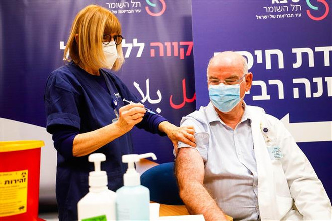 Israel mở rộng diện tiêm mũi thứ 4 vaccine phòng COVID-19 ảnh 1