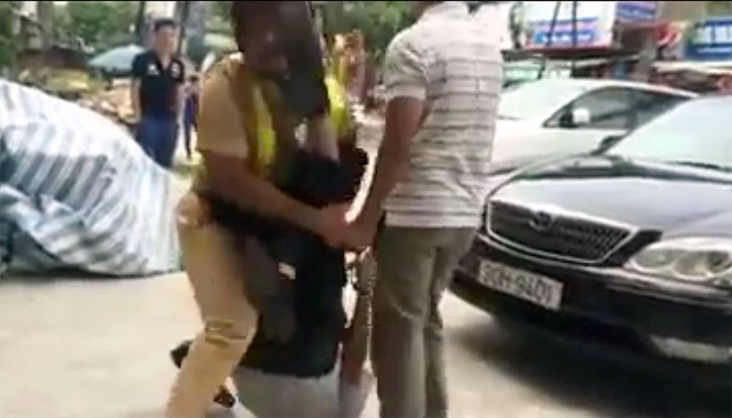 Hà Nội: Cảnh sát giao thông bị giật tung áo, rớt súng xuống đường ảnh 1