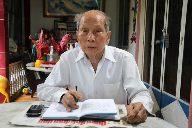 Dù tuổi đã cao, ông Nguyễn Văn Thọ vẫn tâm huyết với việc tìm thân nhân cho liệt sỹ. (Ảnh: Hữu Chí/TTXVN) ttxvn-tim than nhan2.jpg