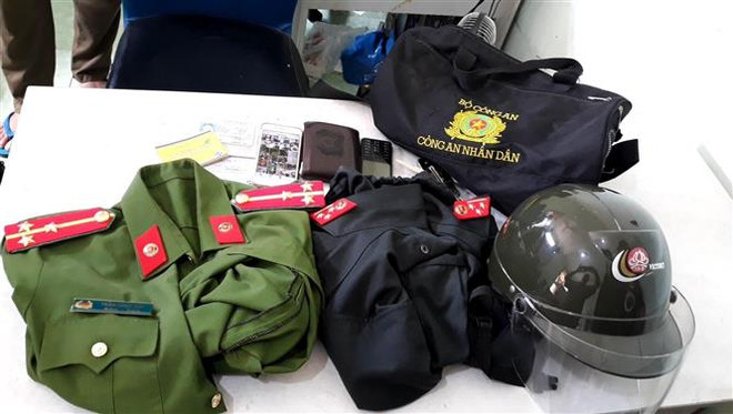 Bình Dương: Mặc quân phục, đóng giả làm công an đi chơi với bạn gái ảnh 2