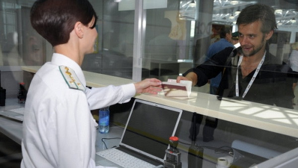 500 nhà hoạt động Nga bị cấm nhập cảnh vào Ukraine ảnh 1