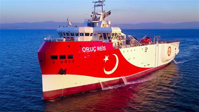 Tàu thăm dò địa chất Oruc Reis của Thổ Nhĩ Kỳ tại khu vực ngoài khơi thành phố Antalya. (Ảnh: AFP/TTXVN) Tổng thống Cyprus tuyên bố sẵn sàng đối thoại với Thổ Nhĩ Kỳ ảnh 1